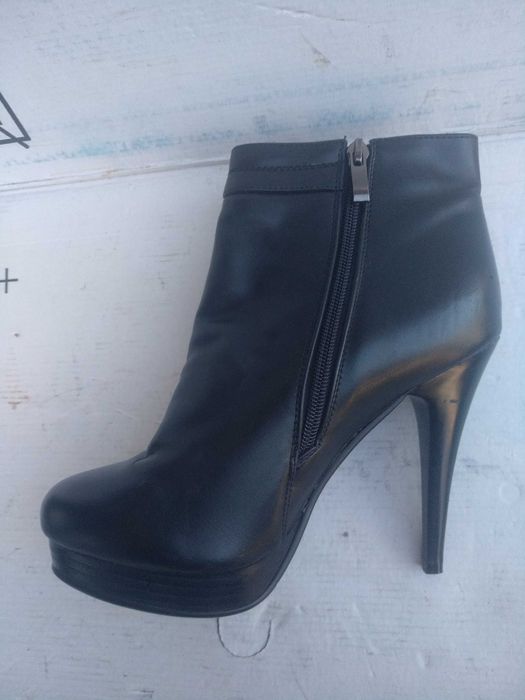 Ботільйони стріпи на платформі Danfia на хутрі, р.40 Нові