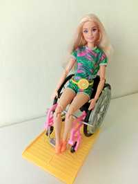 Lalka Barbie made to move na wózku
