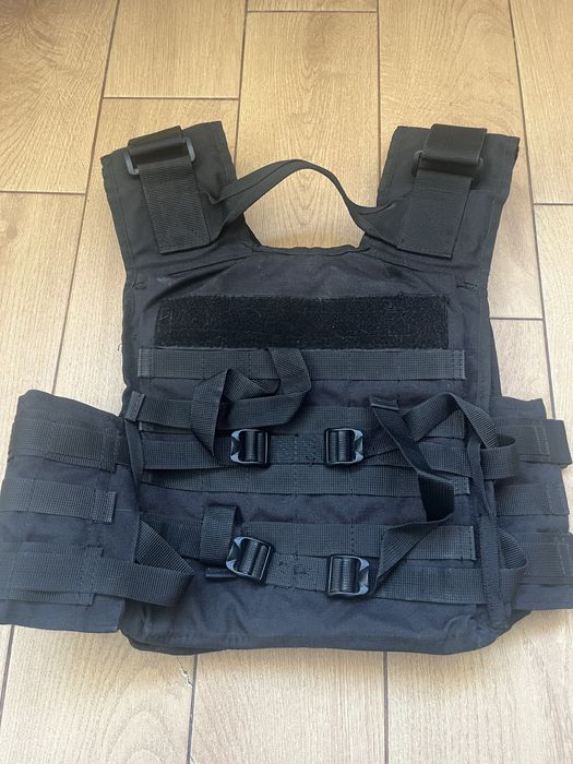 Плитоноска чорного кольору в доброму стані