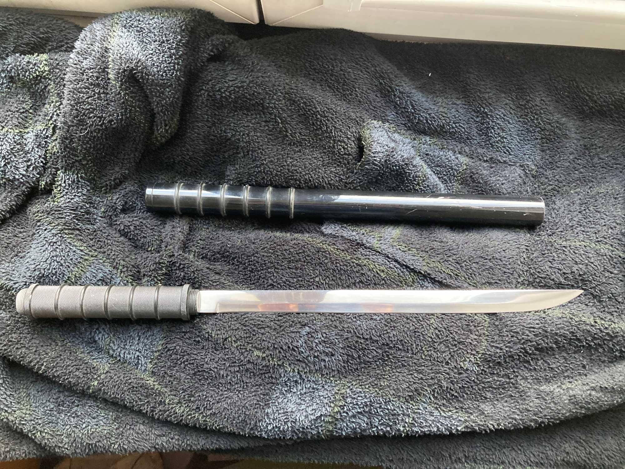 Naginata lub włócznia, miecz, pałka.