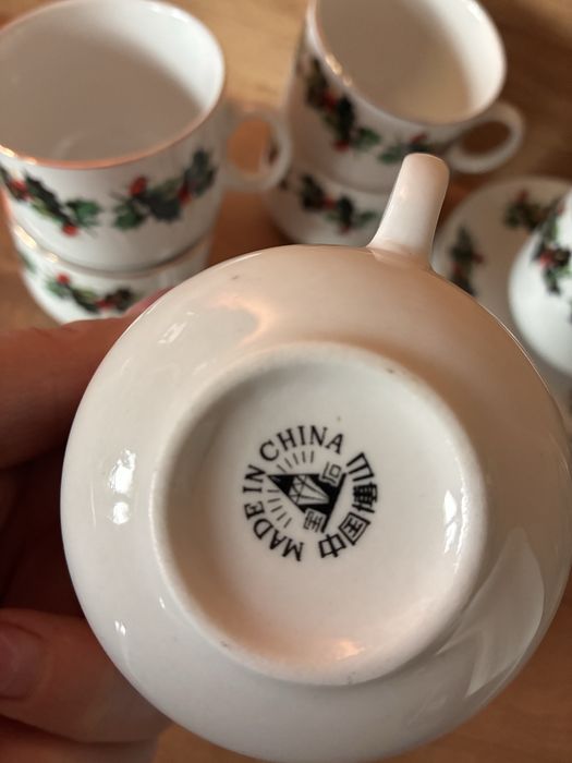 Piekny komplet z ostrokrzewem do kawy