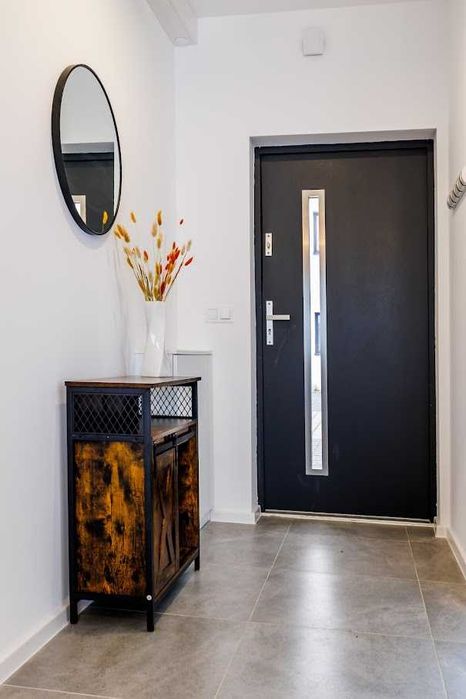 Szeregówka całkowicie umeblowana i wyposażona z ogrodem i parkingiem