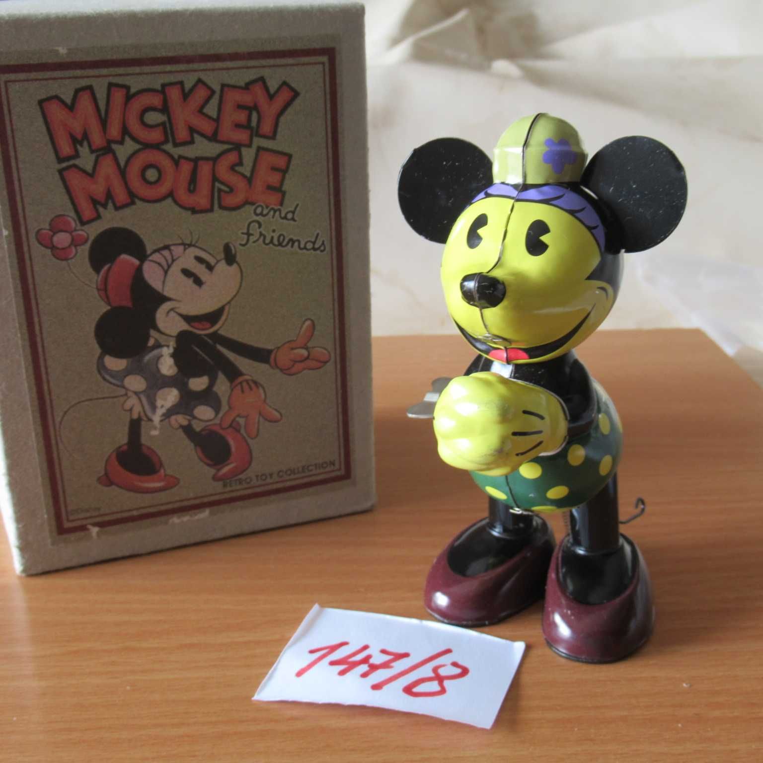 147/8) Mickey Mouse em folha de chapa c/corda e caixa