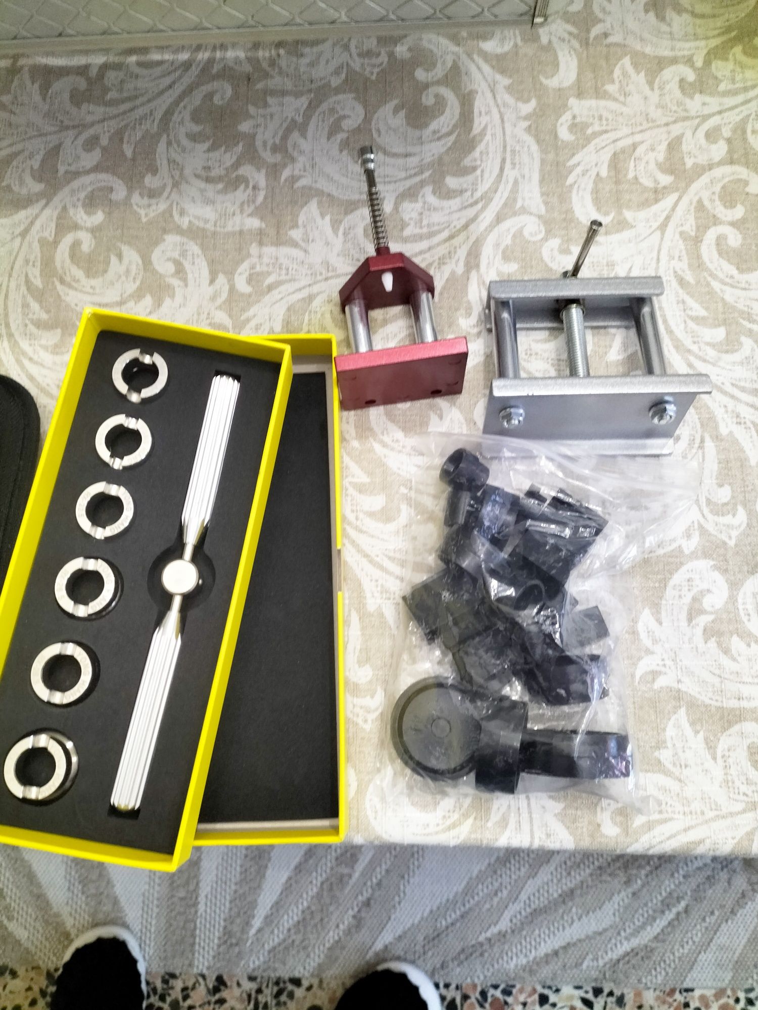 Caixa com material de relojoeiro