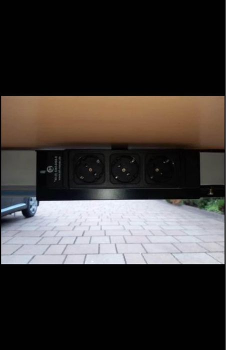 Sprzedam biurko z regulacją wysokości – listwa na prąd w zestawie