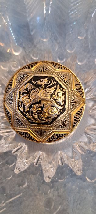 Okrągła broszka vintage – technika toledańska (damasceńska), zapięcie