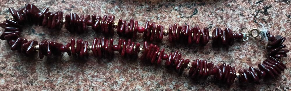 Stary czerwony naszyjnik