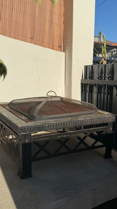 grelha de exterior  para churrascos ou fogueiras no jardim.