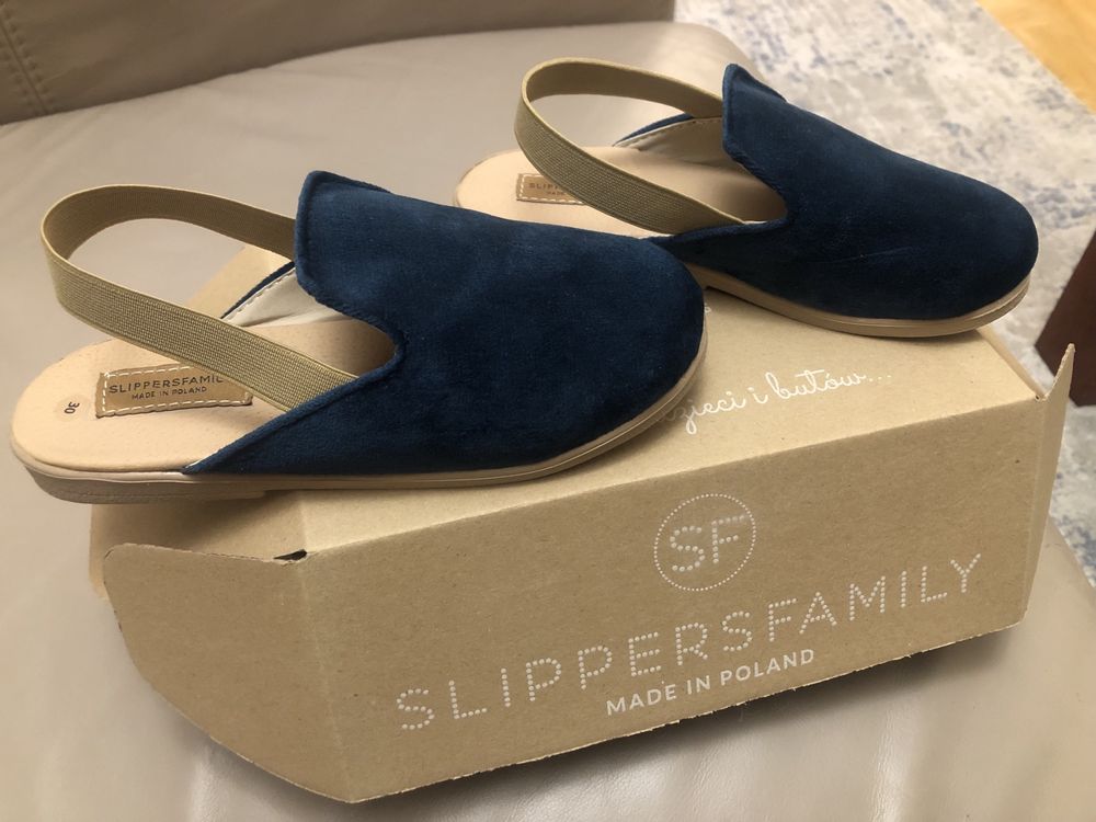 Nowe z pudelkiem granatowe slippers family