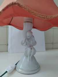 Lampka nocna z figurką porcelanową