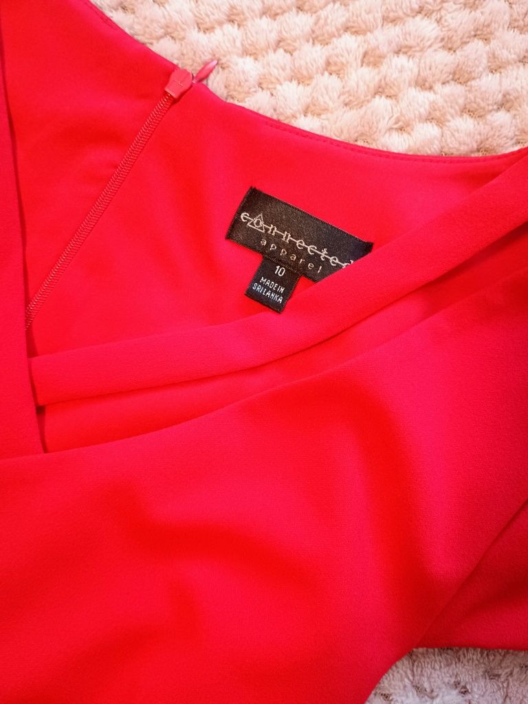 Piękna czerwona sukienka marki Connected apparel