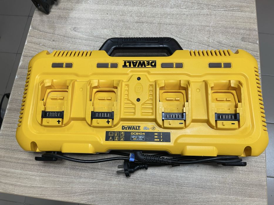 Dewalt DCB104 / зарядний пристрій Девольт FlexVolt 2 порти робочі!