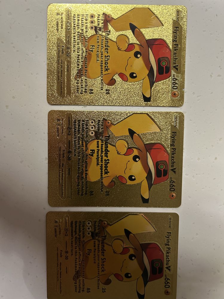 Trzy karty Pokemony Flying Pikachu V