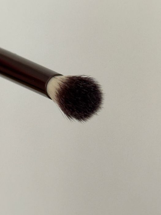 Nowy pędzel do cieni Hourglass nr 4 Crease brush
