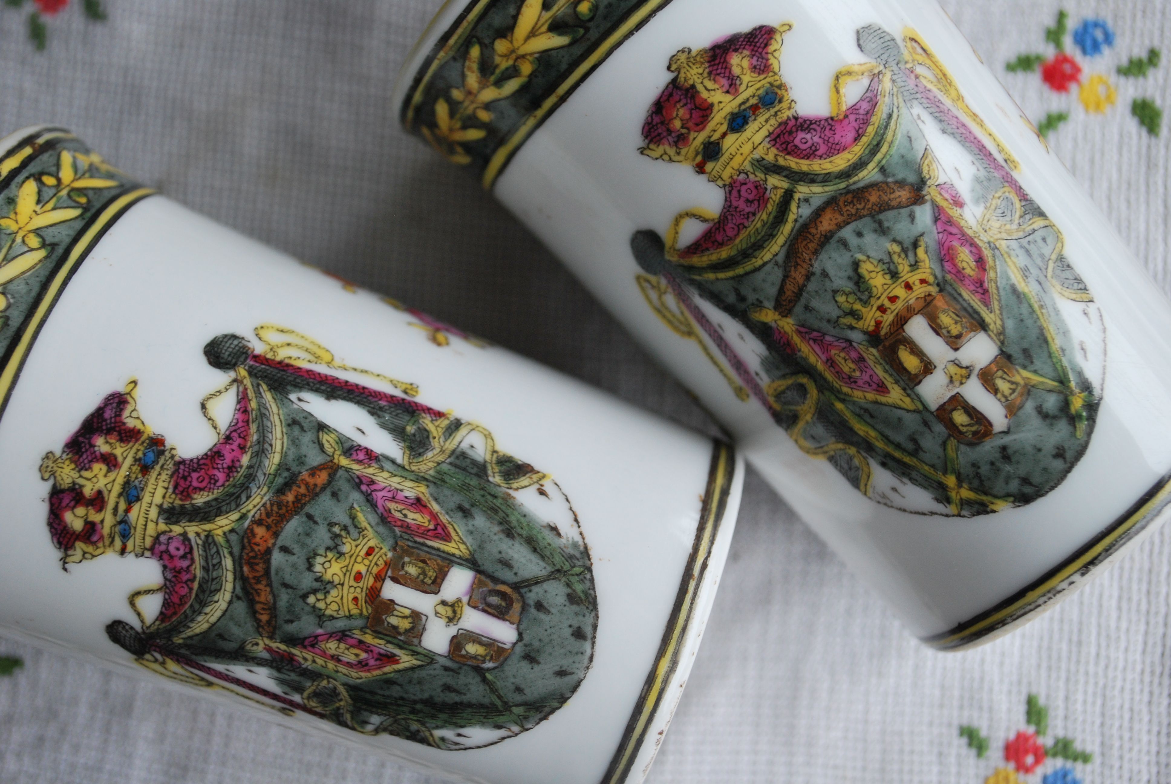 Vasos/Jarras Brasão Porcelana Chineses Pintados à Mão Relevo
