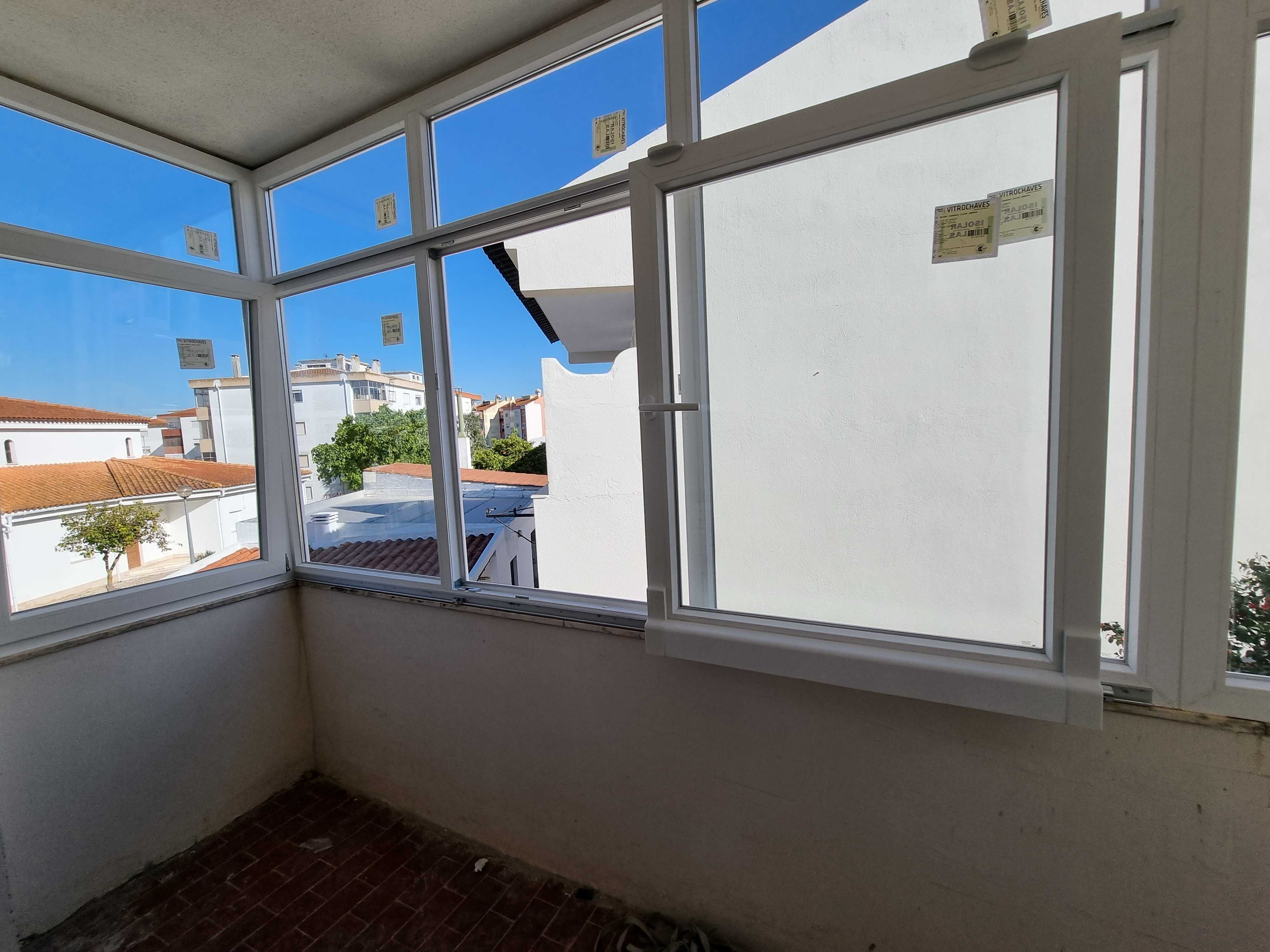 Janelas e portas em PVC, estores, Marquises, portadas em alumínio