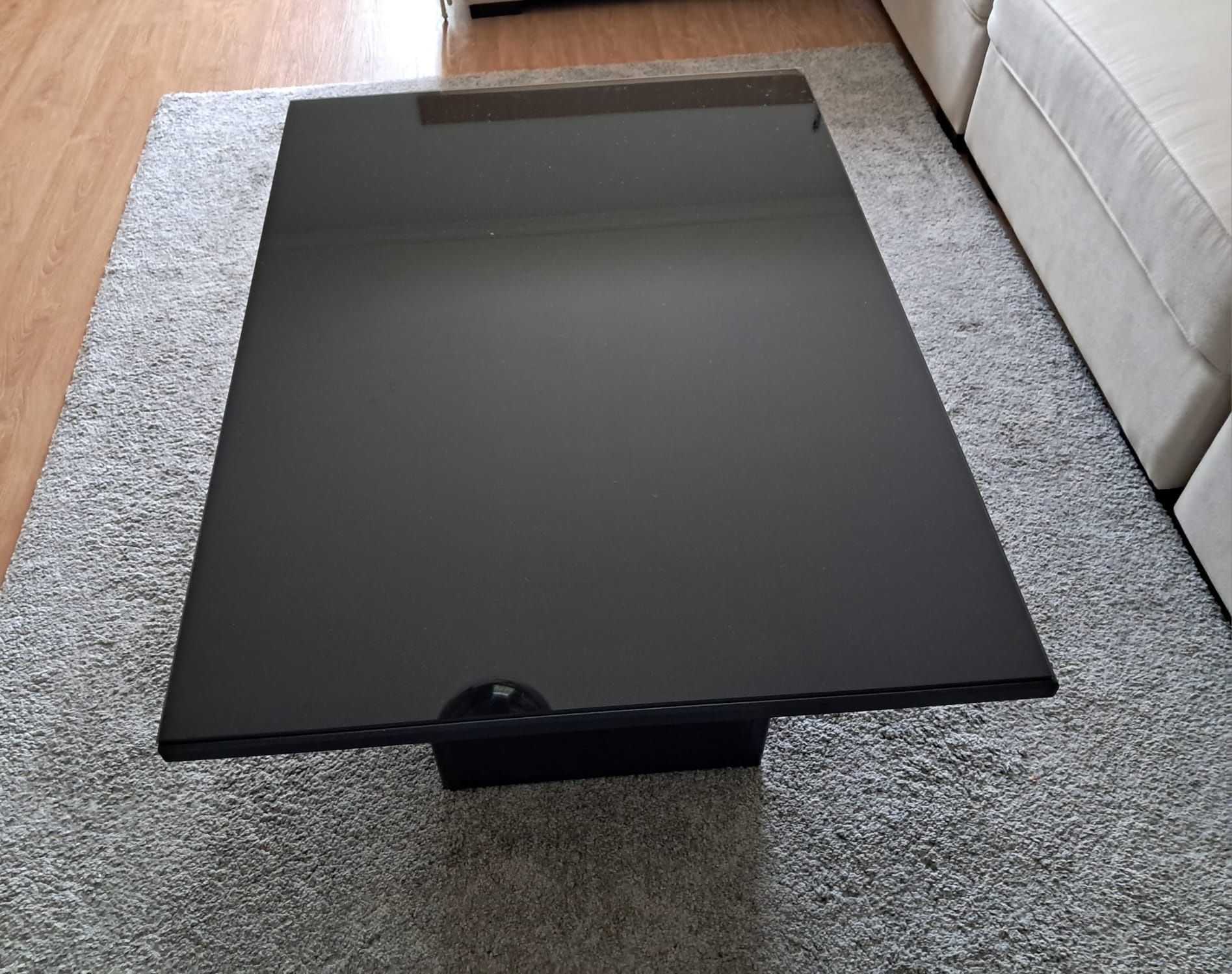 Mesa de centro preta com tampo em vidro