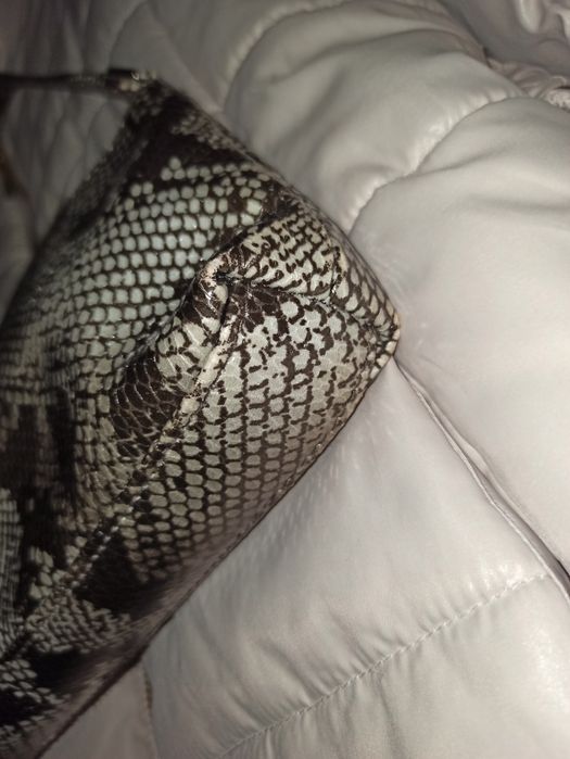 Сумка багет зміїний принт Monki