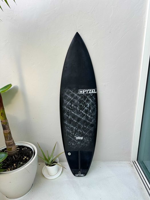 Prancha surf Pyzel Shadow 5'8 24,9L Preta - como nova