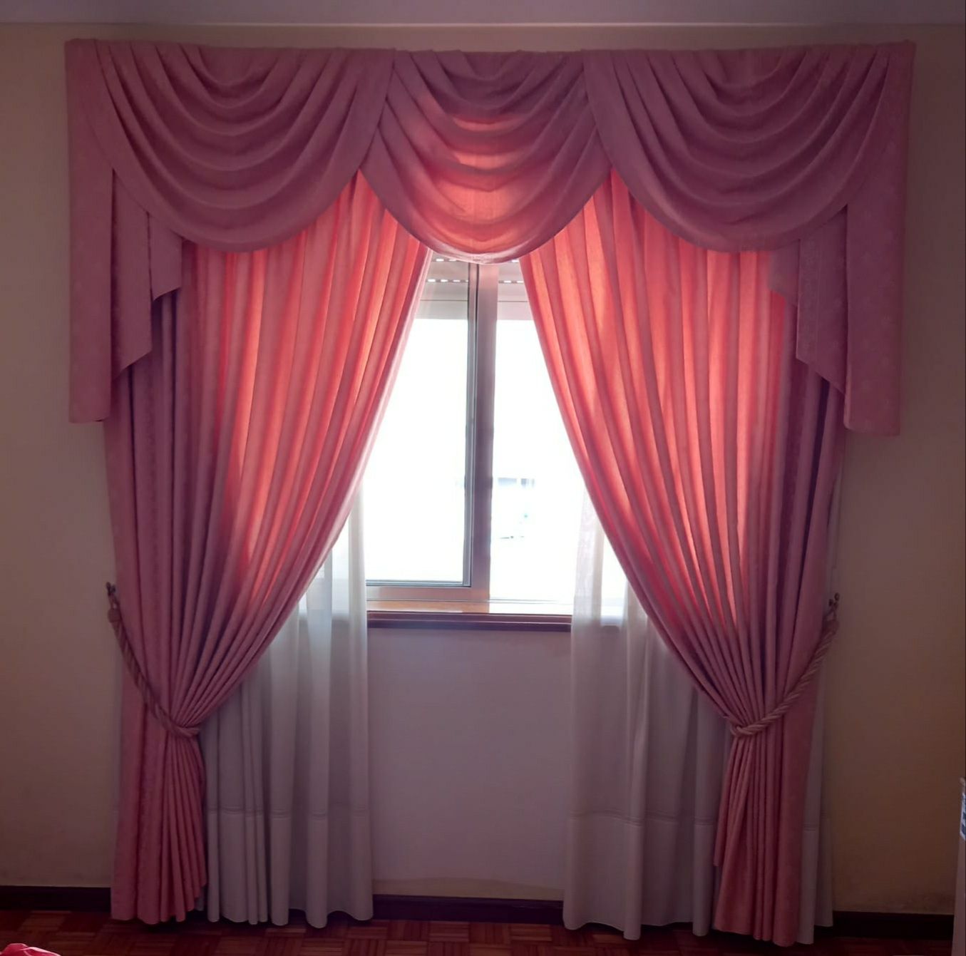 Conjunto de cortinas com sanefa