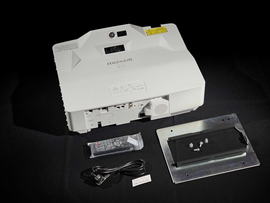 Лазерно-світодіодний ультракороткофокусний проектор Maxell MP-TW3011