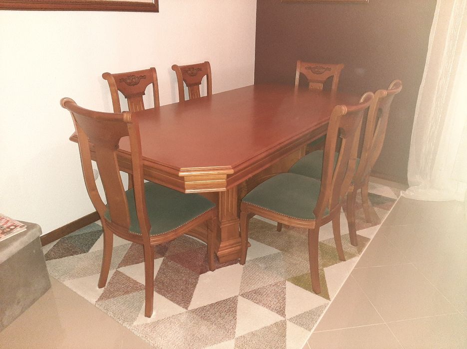 Conjunto de mesa e cadeiras