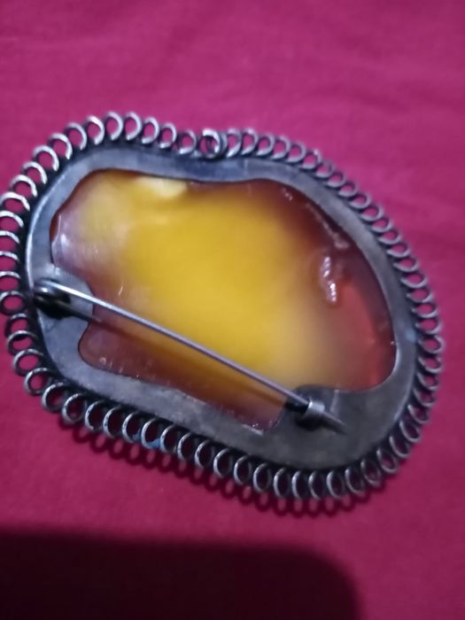 Янтарна, бурштинові брошка.