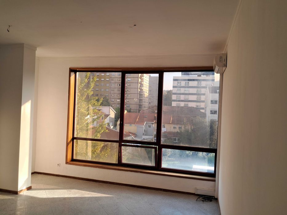 Sala/escritório com wc em Mafamude, V.N.Gaia, junto ao El Corte Inglês