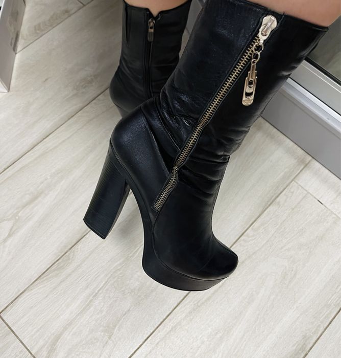 Шкіряні чобітки з овчинкою всередині.