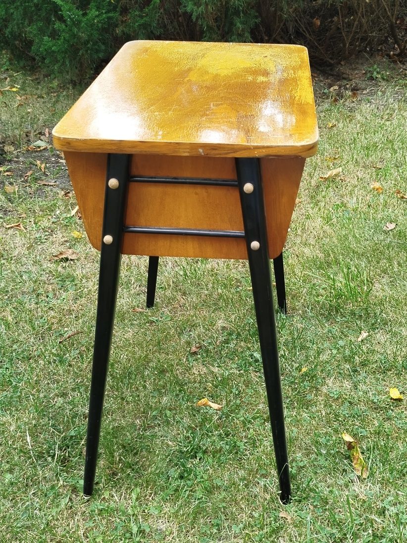 Stolik pod radio PRL
