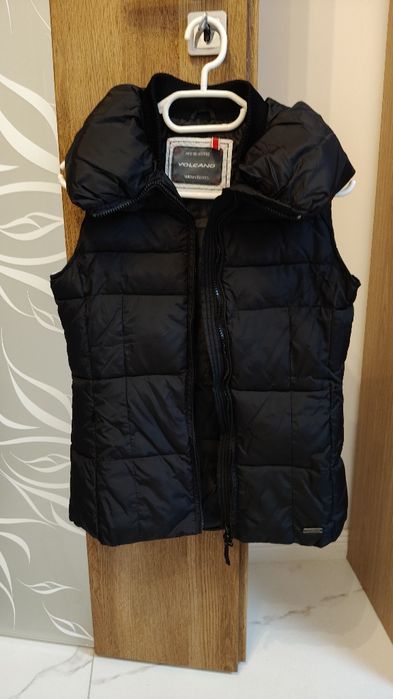 Czarny bezrękawnik volcano