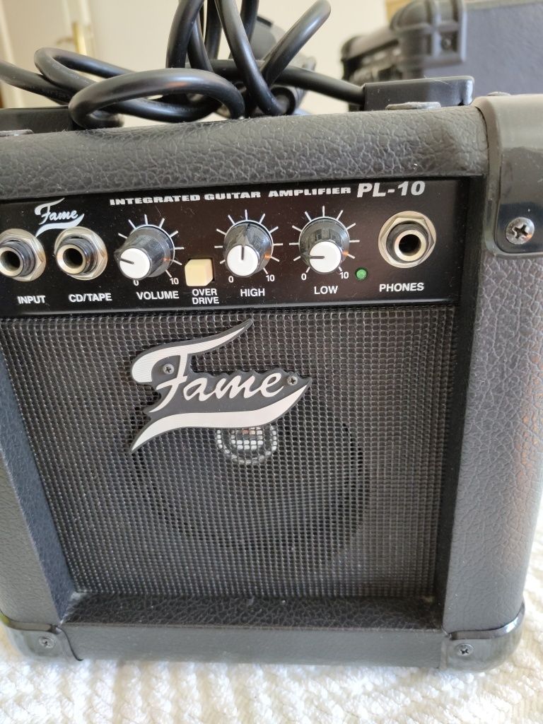 Amplificador, marca "Fame" - PL10 em bom estado