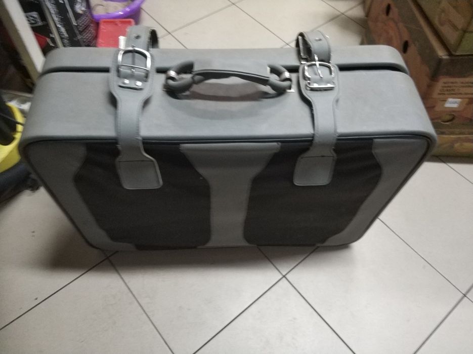 Duża stara fajns walizka zapinana na pasy