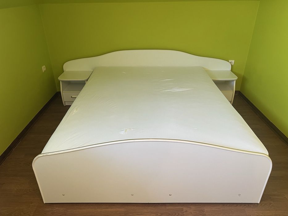 Duże łóżko ze zintegrowanymi szafkami nocnymi 160 x 200 cm