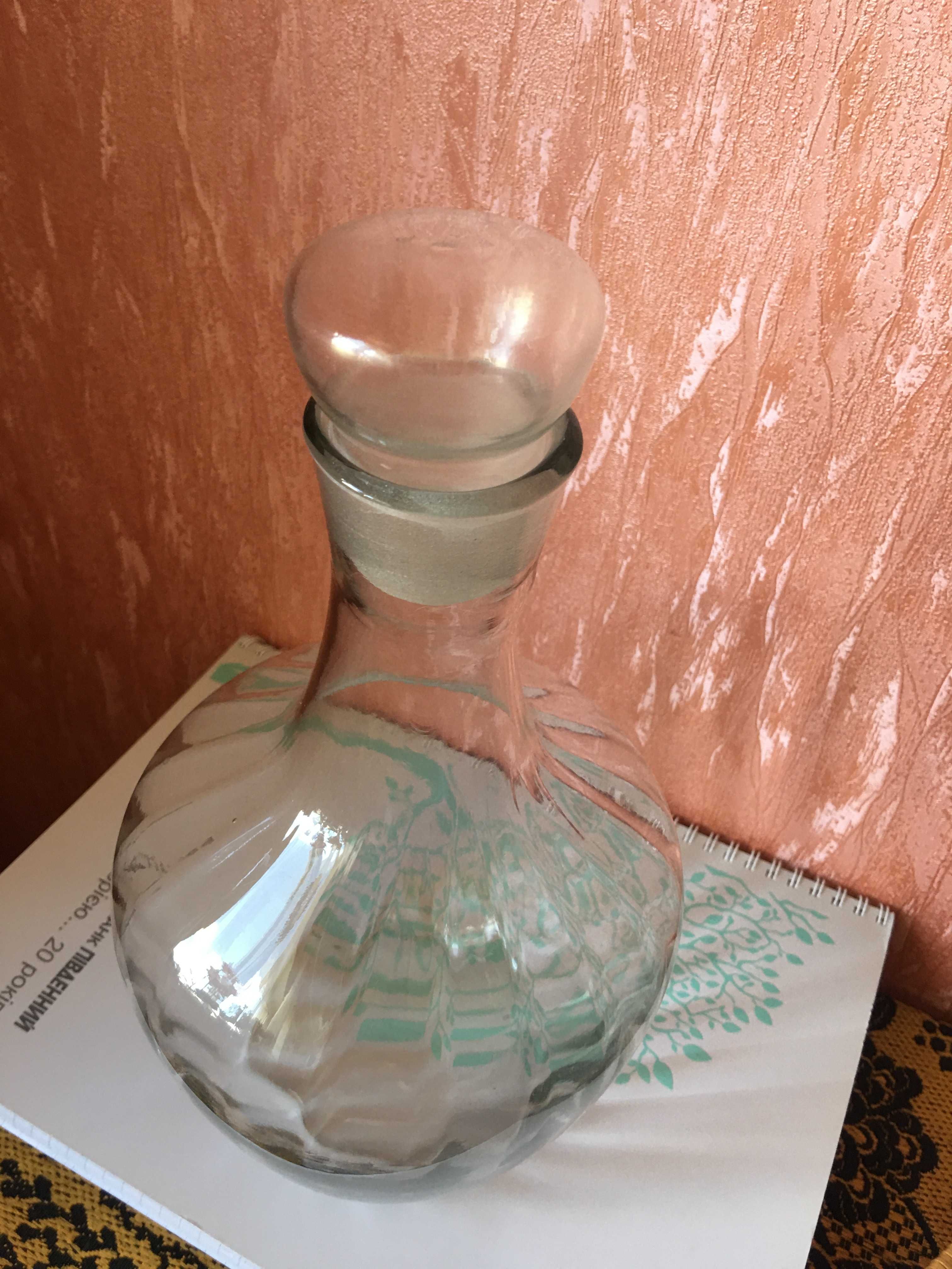 Стеклянные графины.