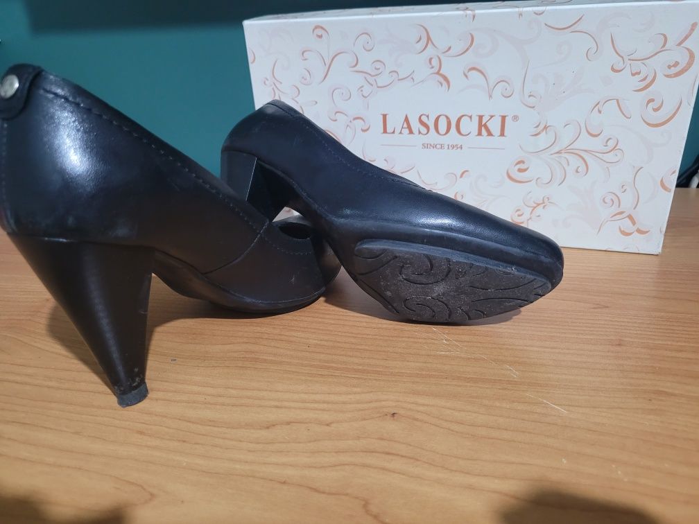 Czarne pantofle w obcas stożek