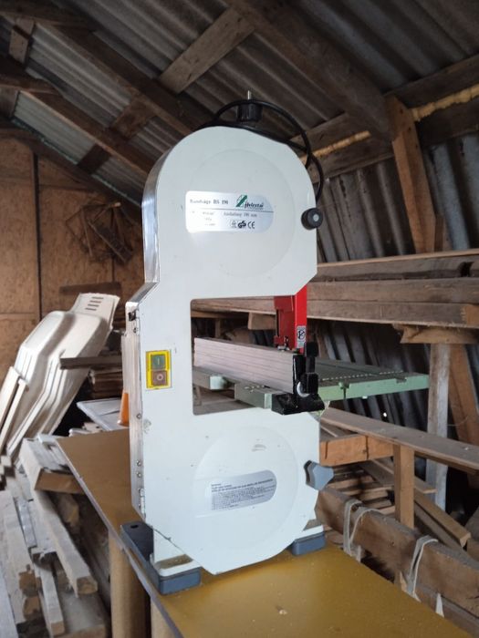 Стрічкова пила по дереву.