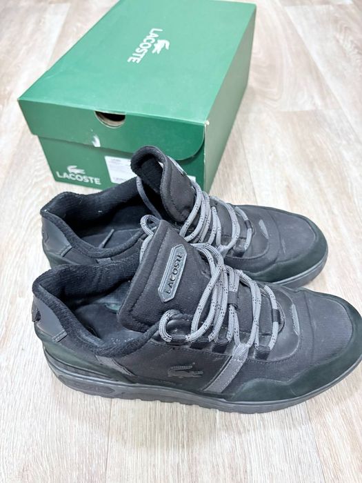Зимові кросівки Lacoste.