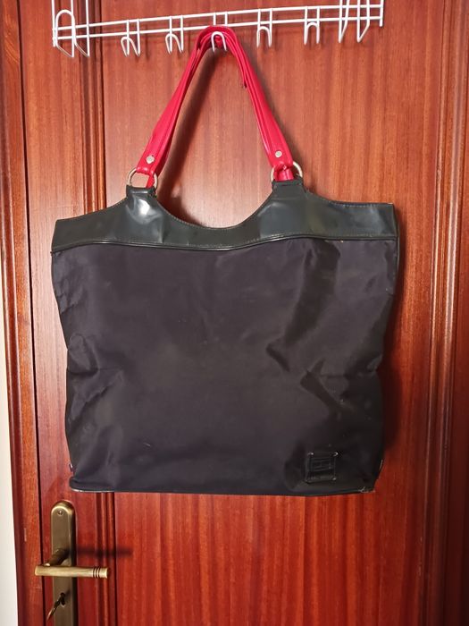 Mala preta e vermelha