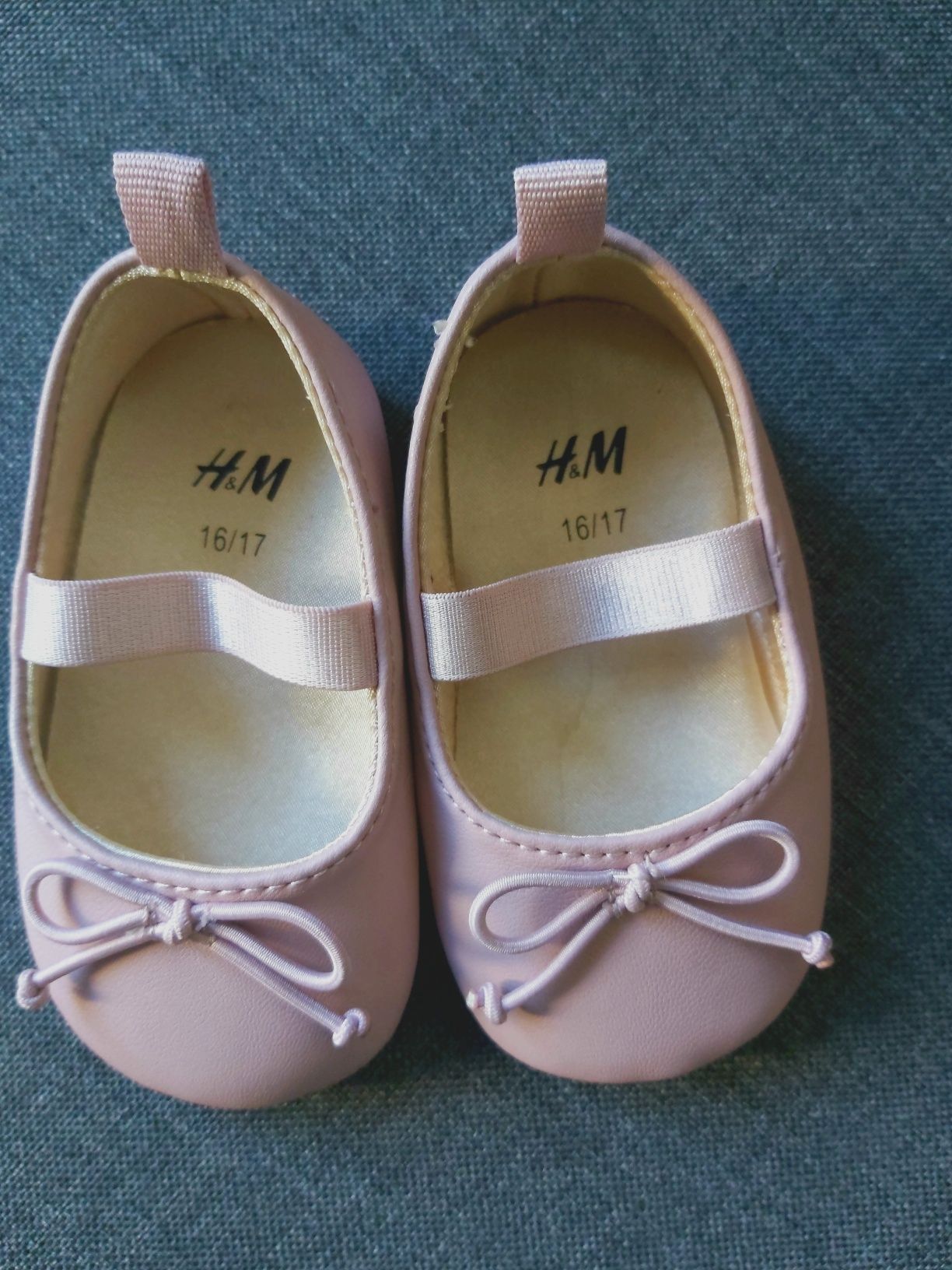 Różowe buty na chrzest  H&M