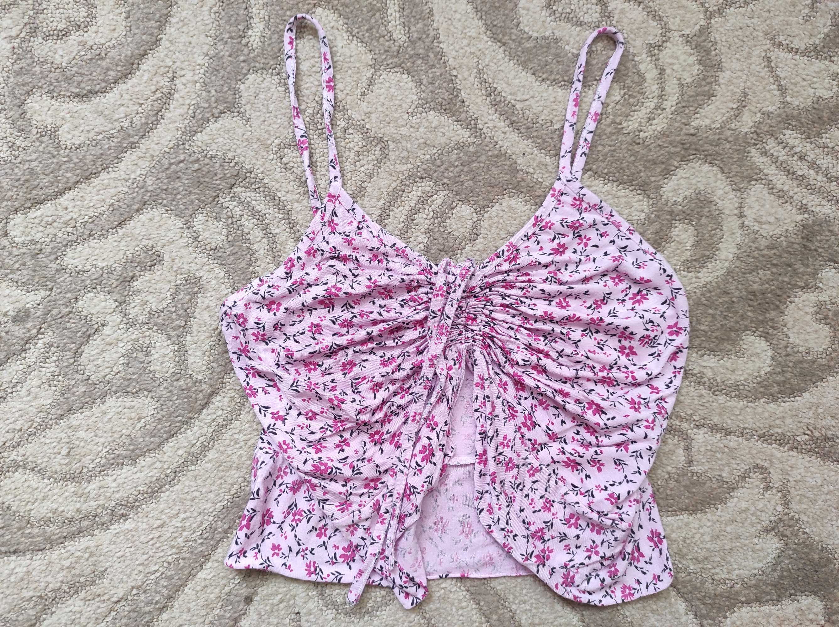 Liliowa bluzka crop top w kwiaty na ramiączkach prettylittlething