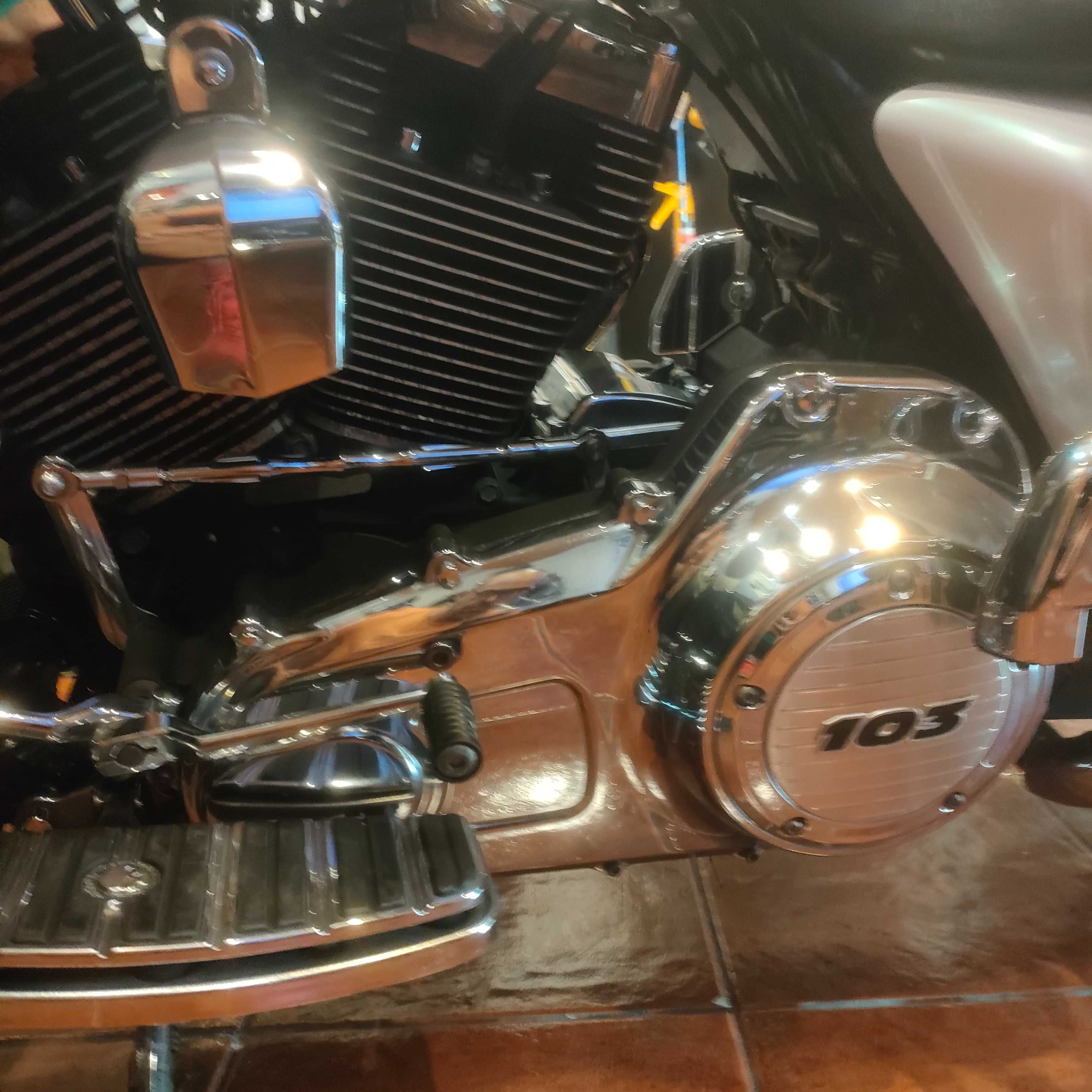 Harley Davidson ROAD GLIDE 2013 MOTOR 103