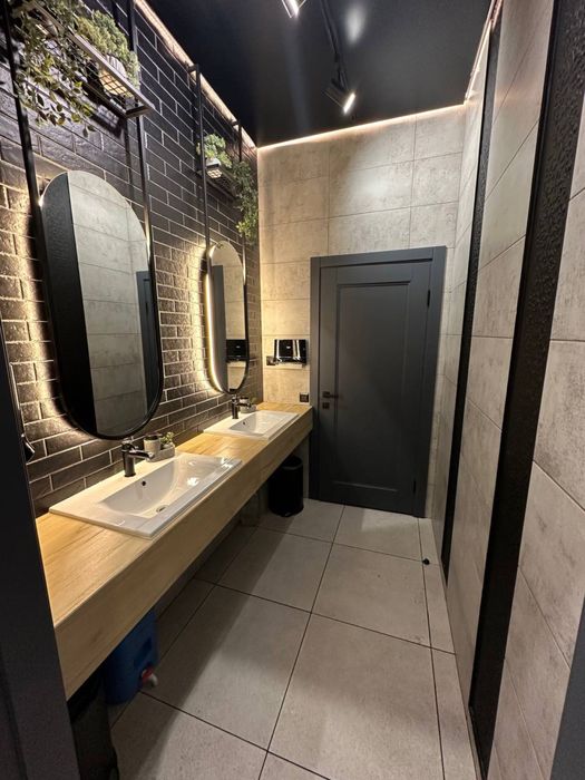 Продаж 2-х закладів в цетрі міста