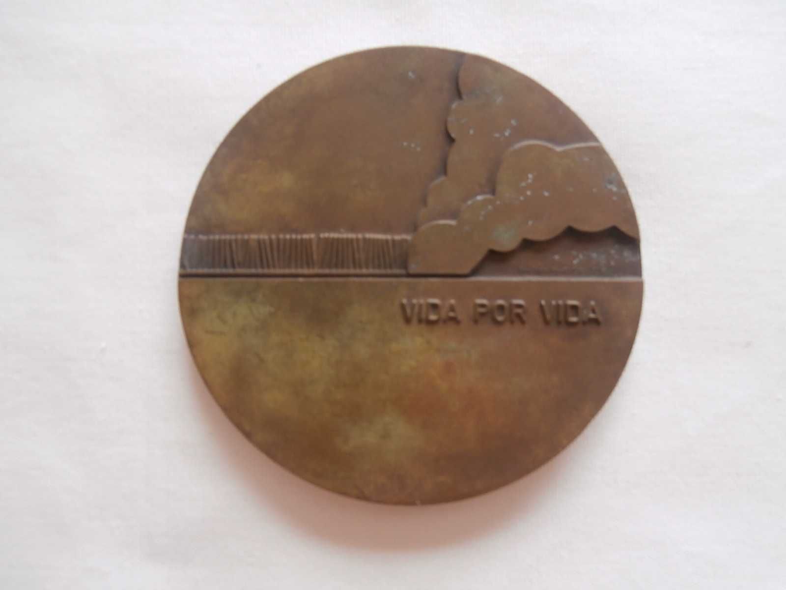 Várias medalhas de bombeiros