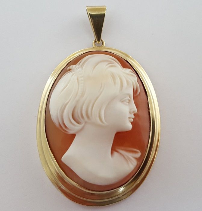 Złoty medalion zdobiony kameą z około 1930 roku