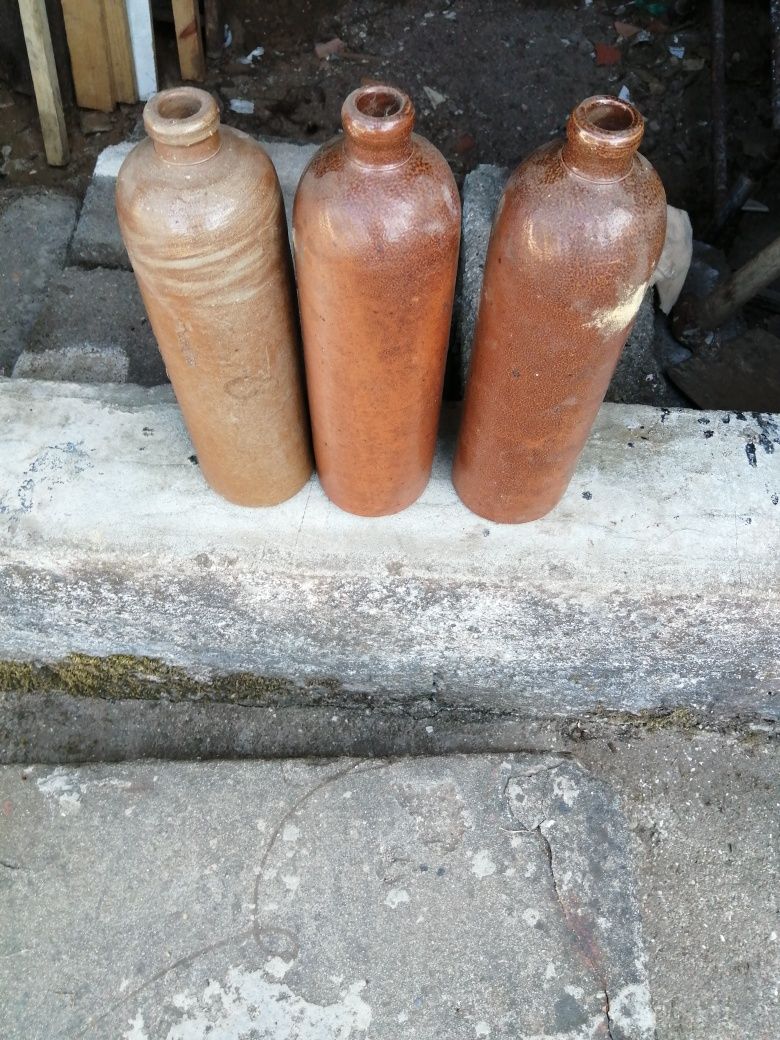 Vendo garrafas em cerâmica usadas