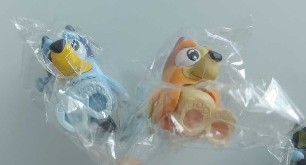 Nowe 4 figurki z bajki Bluey i Bingo Mama Tata Bluey Chilli Bangi Band