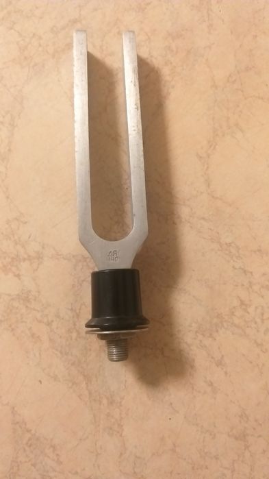 Камертон в хорошем состоянии.