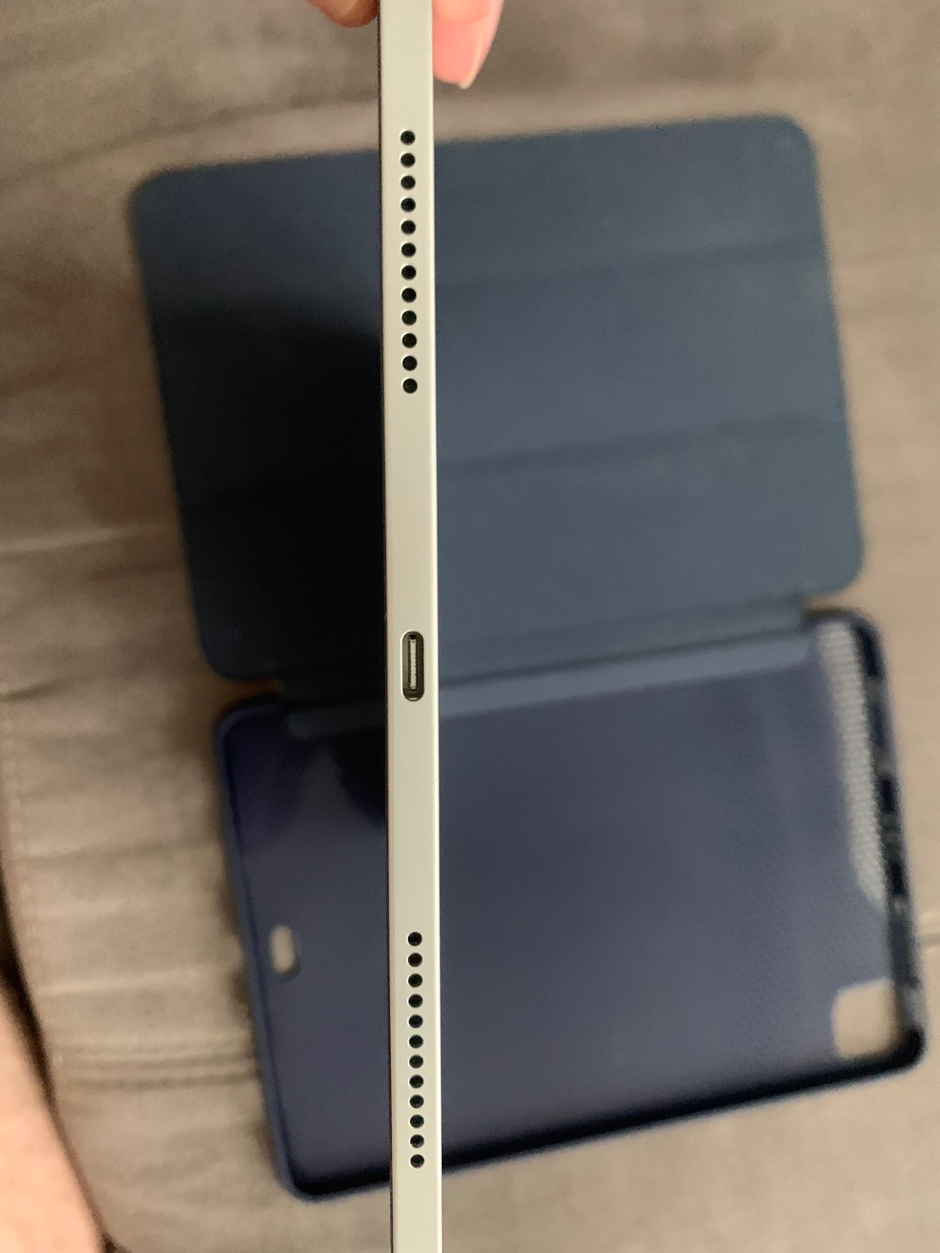 iPad Air 4 gen. 64 gb. Mało używany.