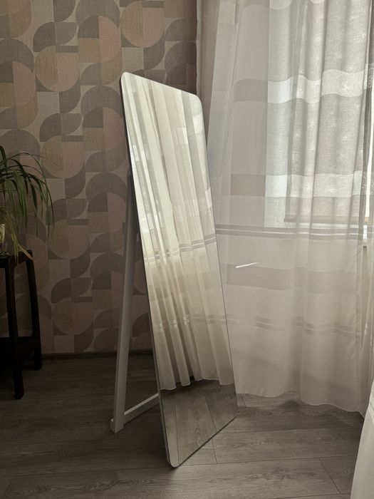 Безрамне підлогове дзеркало з підставкою у стані нового.